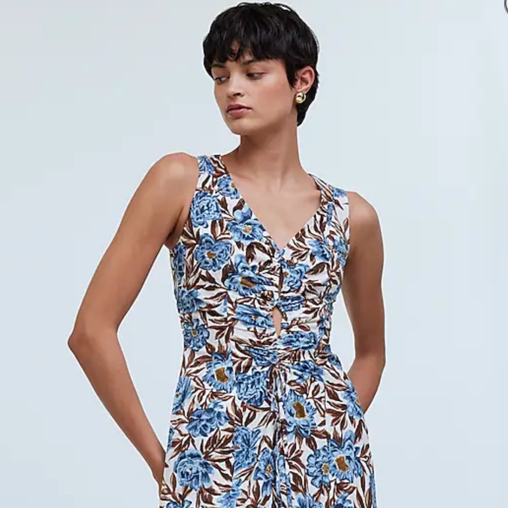 Sleeveless V-Neck Midi Dress in Floral